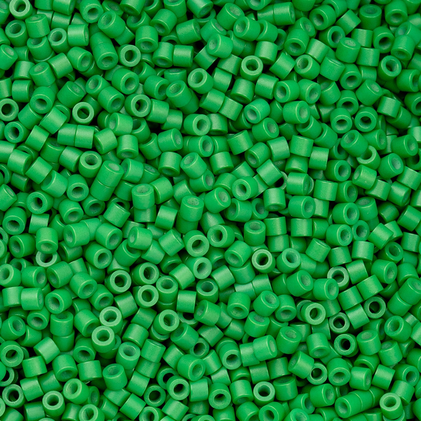 697cy11-1046 Cylin Bead sz 11 25g Bag Green Kelly